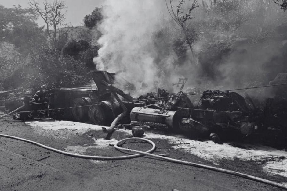 En el interior de la cabina del tr&aacute;iler fue localizado el cuerpo del piloto calcinado. (Foto: Asonbomd)