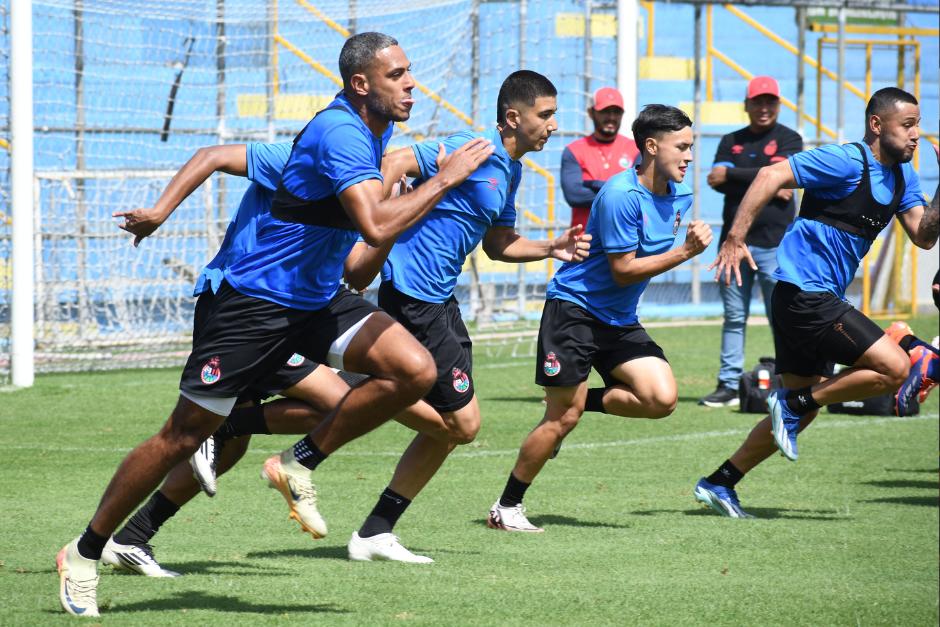 Eddie Hern&aacute;ndez (primer plano) es uno de los jugadores que ya no continuar&aacute; en el equipo. (Foto: Archivo)