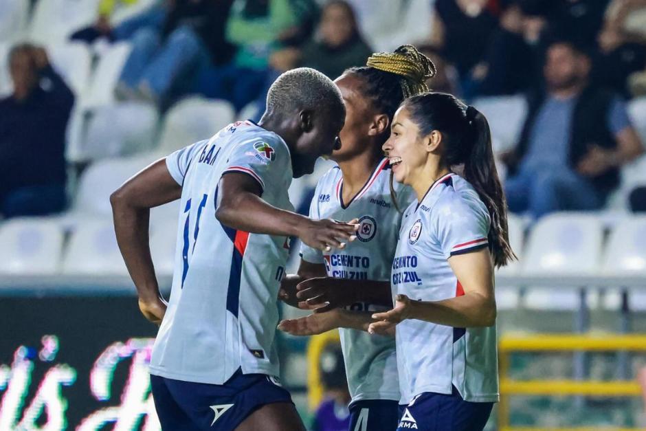 As&iacute; fue el primer festejo de la guatemalteca Ana Luc&iacute;a Mart&iacute;nez. (Foto: Cruz Azul Femenil)