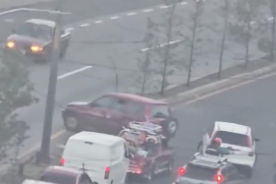 El video capta a dos veh&iacute;culos que realizaron maniobras peligrosas en una v&iacute;a bastante transcurrida. (Foto: Redes Sociales)