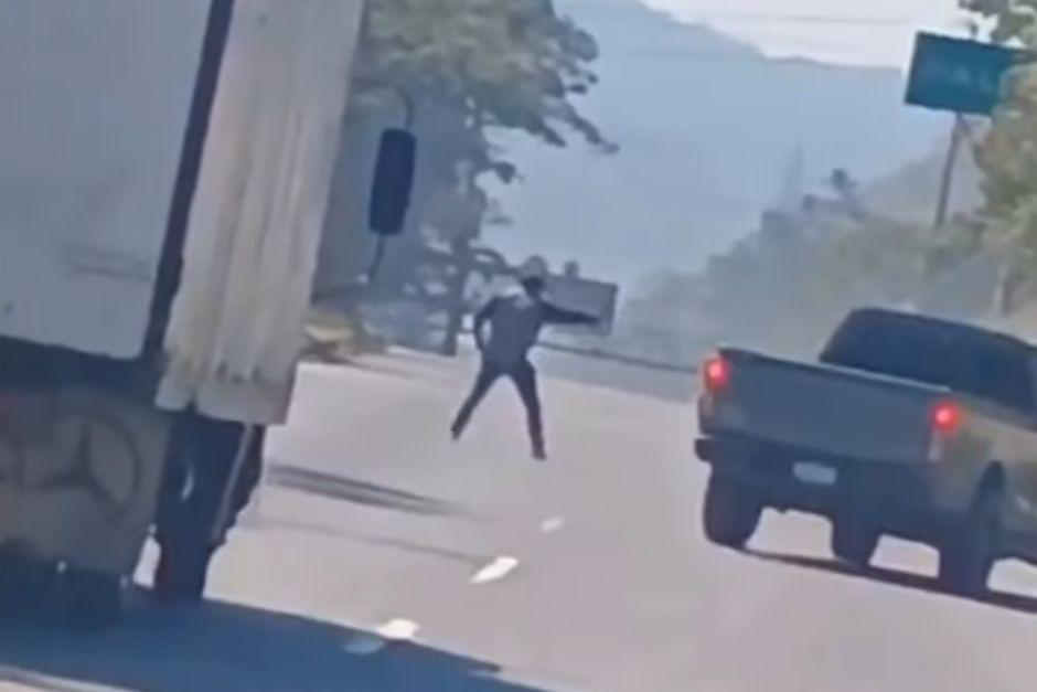 El crimen qued&oacute; grabado desde otro veh&iacute;culo. (Foto: captura de video)