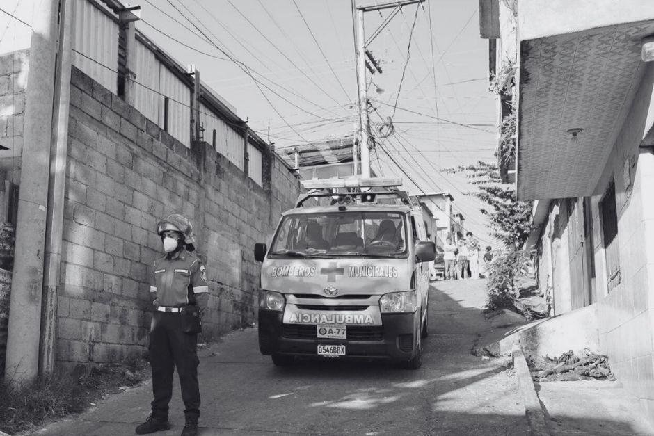 La v&iacute;ctima mortal fue atacada enfrente de su vivienda en la zona 21. (Foto: Bomberos Municipales)