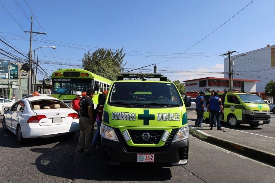 El accidente ha provocado congestionamiento vehicular en el sector de zona 9. (Foto: Bomberos Municipales)