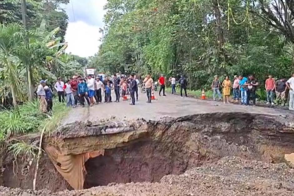 Autoridades contin&uacute;an con trabajos para liberar el paso. (Foto: Redes Sociales)