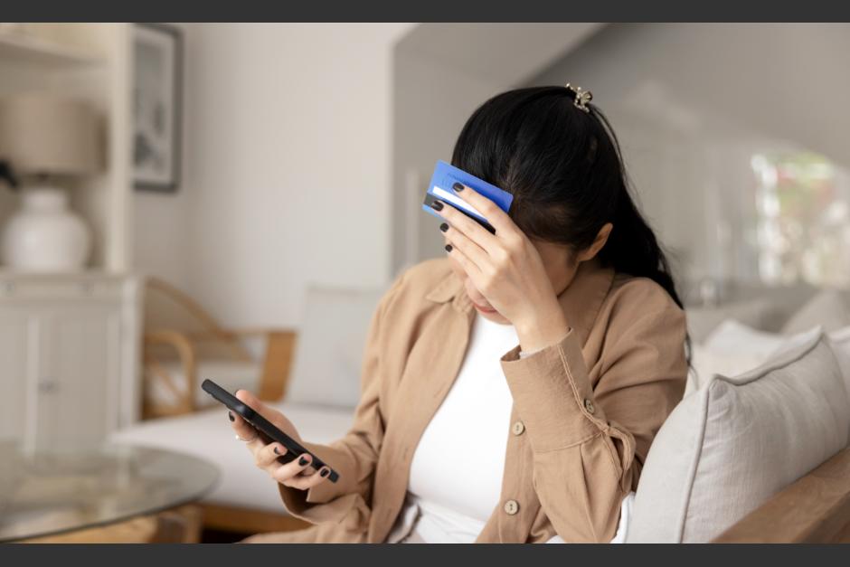 Criminales usurpan la identidad de familiares en WhatsApp para exigir dep&oacute;sitos urgentes ante supuestas emergencias.(Foto: Shutterstock)