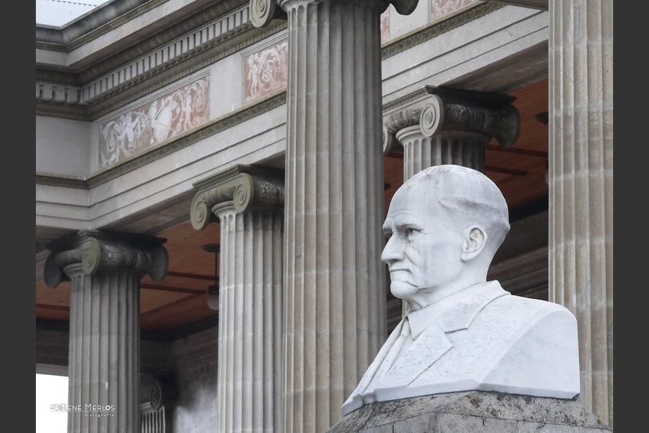 Jes&uacute;s Castillo tiene un reconocimiento en el atrio del Teatro Municipal. (Foto: Colecci&oacute;n Ren&eacute; Merlos)