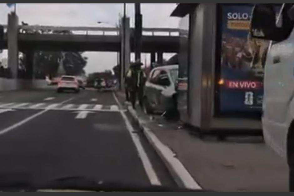 El auto ser&aacute; retirado por una gr&uacute;a. (Foto: captura de video)