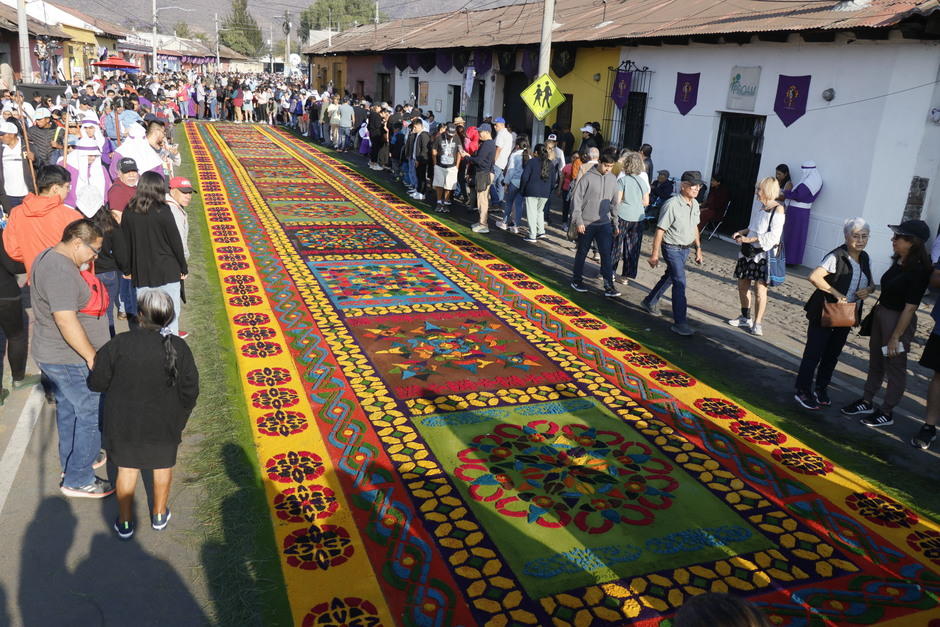 Visitantes nacionales y extranjeros visitan Antigua Guatemala para apreciar los mosaicos coloridos que elaboran los devotos.&nbsp;(Foto: Renato Melgar/Colaborador)