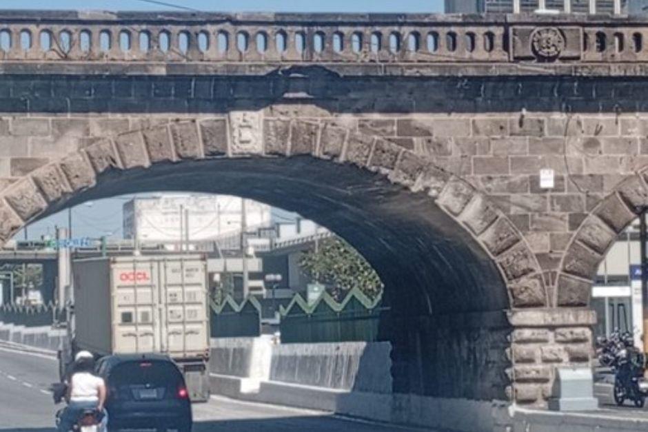 El veh&iacute;culo de transporte impact&oacute; con el puente Penitenciar&iacute;a en la zona 1 capitalina. (Foto: PMT)