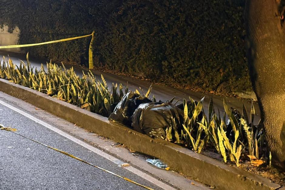 Bomberos fueron alertados desde las primeras horas para constatar que se trataba de cuerpos humanos. (Foto: Jorge Sente/Nuestro Diario)