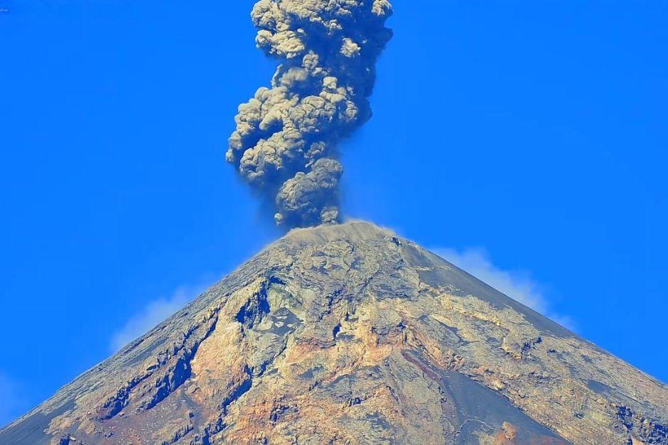 Esta ma&ntilde;ana qued&oacute; captada una de las fuertes erupciones del volc&aacute;n de Fuego. (Foto: captura de video de afarTV)