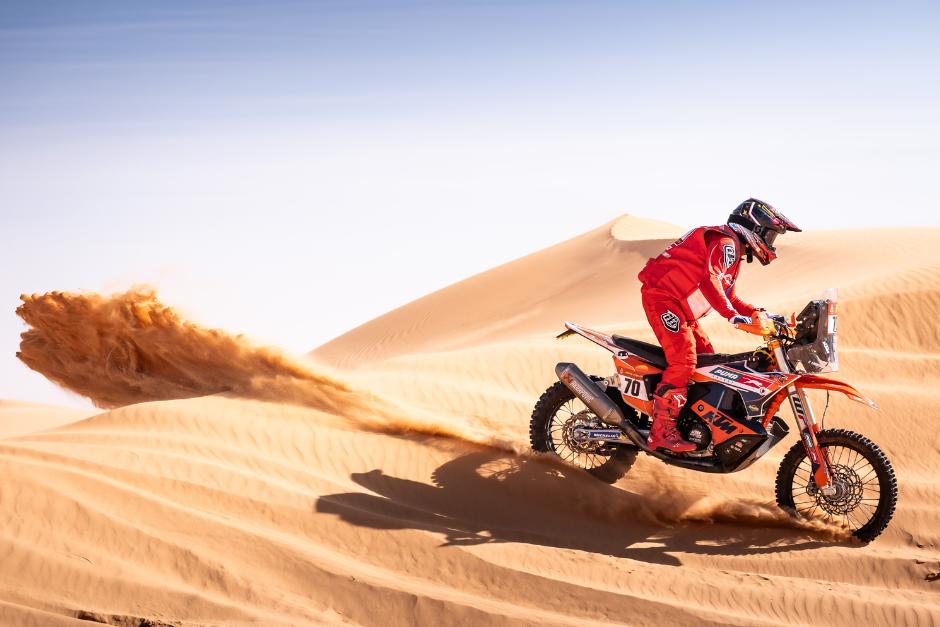 Arredondo conquista las dunas del desierto &aacute;rabe en la etapa m&aacute;s larga del Dakar 2026. (Foto: Cortes&iacute;a)