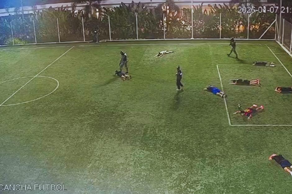 Im&aacute;genes muestras a sujetos vestidos con uniformes de uso policial. (Foto v&iacute;a: El Universo)