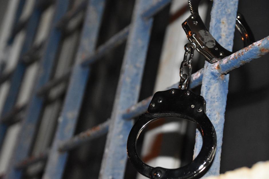 Les fue incautada un arma de fuego con reporte de robo. (Foto ilustrativa: Archivo/Soy502)