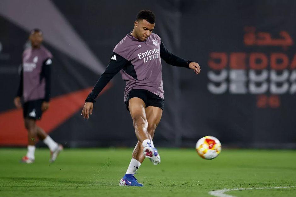 El 10 del Madrid afin&oacute; su punter&iacute;a en la pr&aacute;ctica en Yeda, donde espera ayudar a los suyos a conquistar el primer trofeo del 2026. (Foto: Real Madrid)