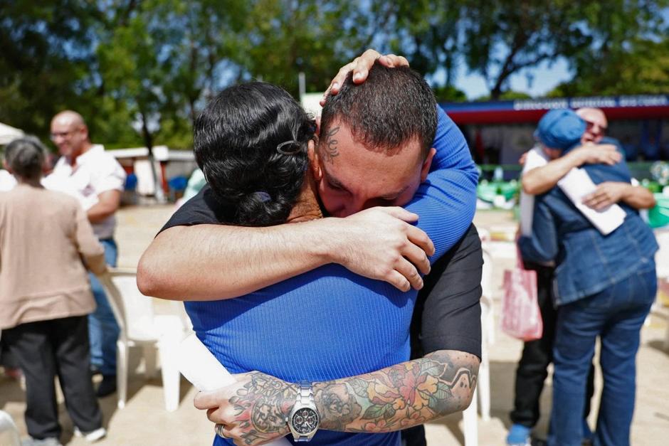 Decenas de personas recuperaron su libertad este 10 de enero y se reencuentran con sus familias. (Foto: AFP)