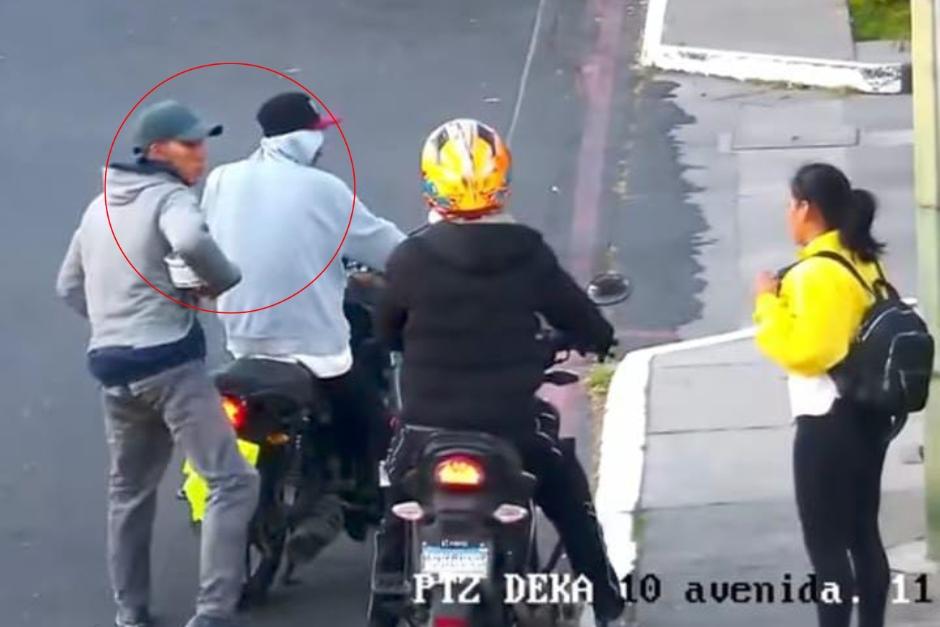 Los hombres fueron captados mientras despojaban de sus pertenencias a varias personas. (Imagen: captura de pantalla)