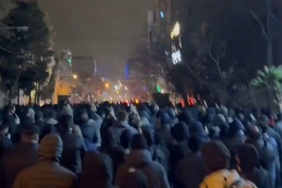 Las protestas contin&uacute;an, cientos de personas permanecen manifestando contra el r&eacute;gimen iran&iacute;. (Foto: captura de video)