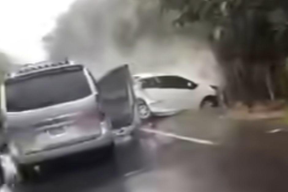 Los veh&iacute;culos quedaron en el ligar tras el fuerte impacto. (Foto: Captura de video)