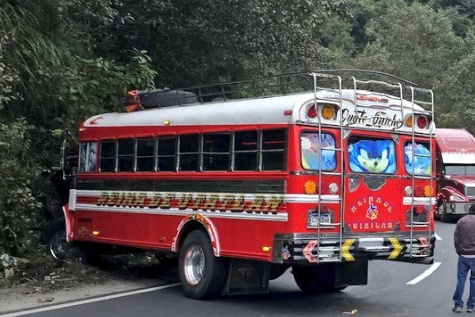 El conductor, por razones a&uacute;n desconocidas, impact&oacute; contra la pared de la carretera. (Foto: redes sociales)