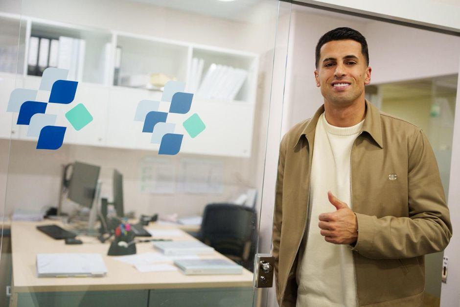 Cancelo se mostr&oacute; feliz luego de aprobar los ex&aacute;menes m&eacute;dicos en las cl&iacute;nicas del Barcelona. (Foto: FCB)