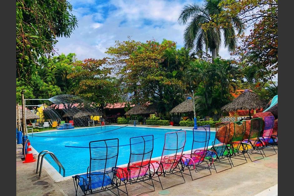 Frente a la piscina tambi&eacute;n puedes relajarte en las sillas que instalaron.&nbsp;(Foto: Hotel y Turicentro Teculut&aacute;n)