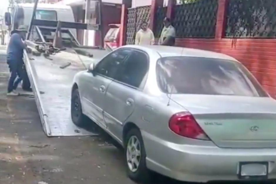 Retiran veh&iacute;culos abandonados en la v&iacute;a p&uacute;blica