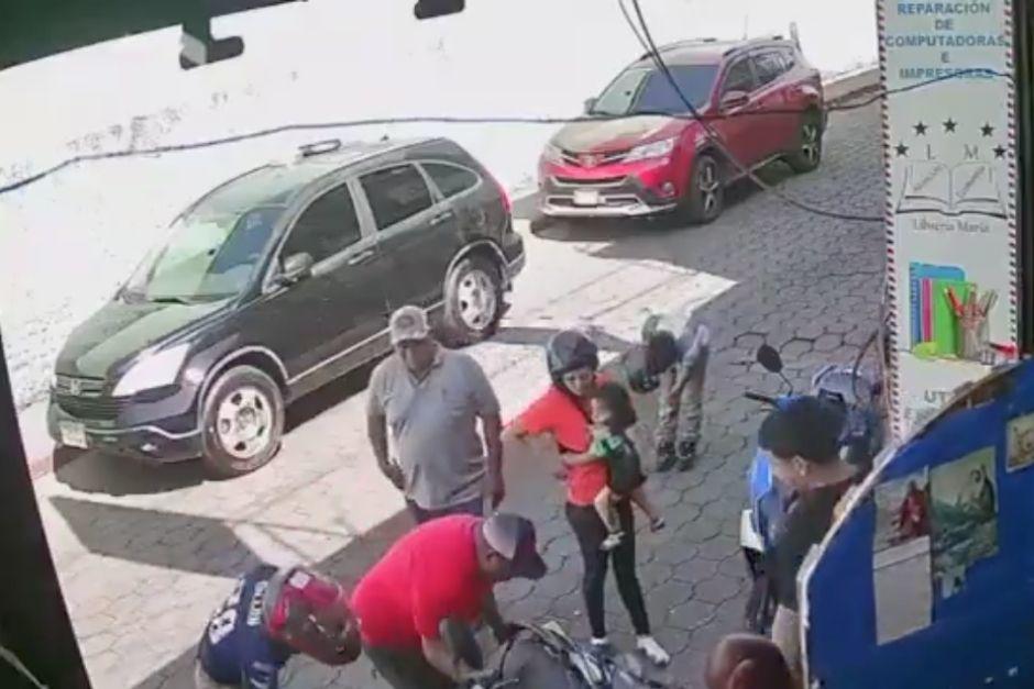 Una madre con su beb&eacute; se vieron afectadas en el accidente de tr&aacute;nsito. (Foto: captura de video)