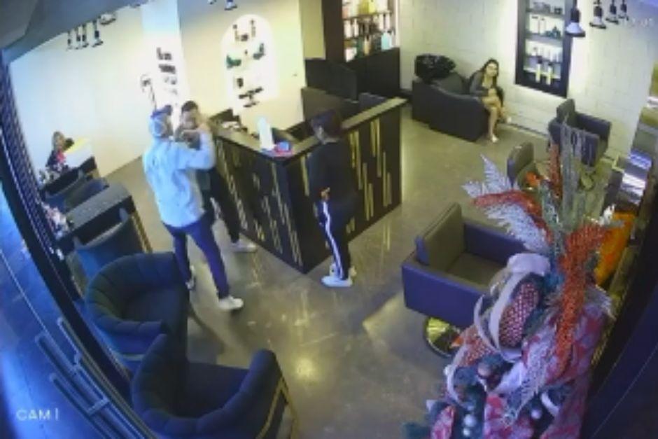 La pareja ingres&oacute; simulando hacer una compra y terminaron asaltando a las personas en el interior del comercio. (Foto: captura de video)