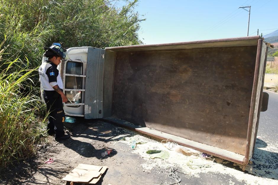 El cami&oacute;n ha quedado volcado sobre el kil&oacute;metro 33 de la carretera a El Salvador. (Foto: Bomberos Voluntarios)