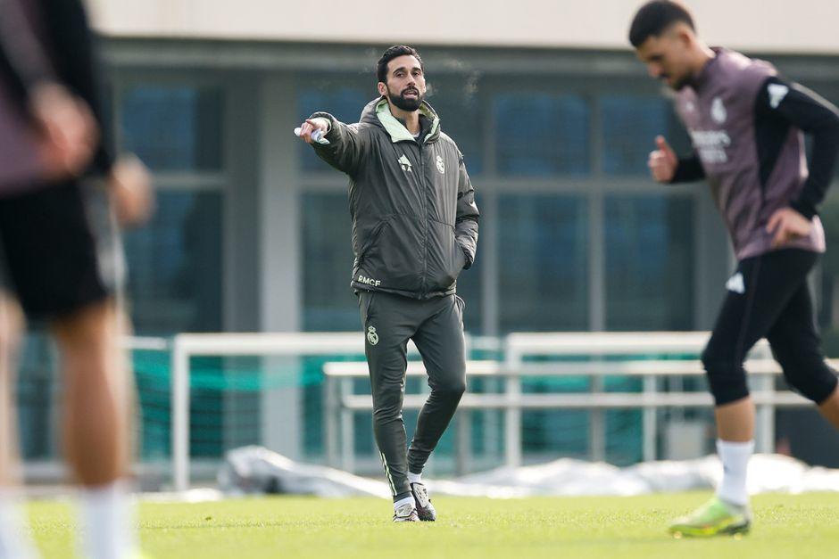 El t&eacute;cnico espa&ntilde;ol dio sus primeras &oacute;rdenes al mando del primer equipo merengue, que trabaj&oacute; un poco cabizbajo. (Foto: Real Madrid)