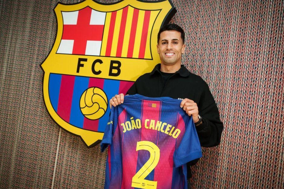 El lateral portugu&eacute;s usar&aacute; el dorsal 2 en esta nueva etapa con el club, su segunda tras estar en la temporada 2023-2024. (Foto: FCB)