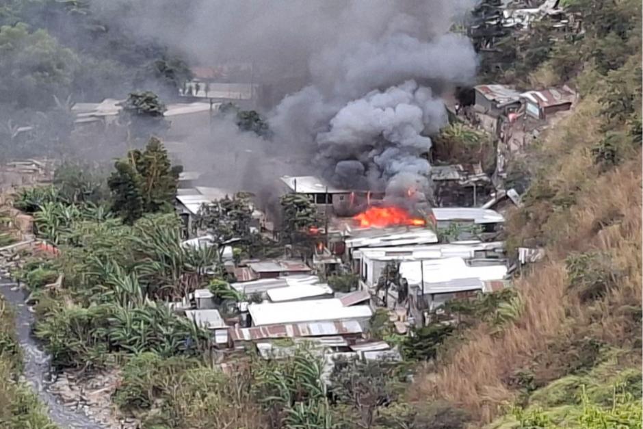 Dos viviendas han sido alcanzadas por las llamas. (Foto: Bomberos Municipales)