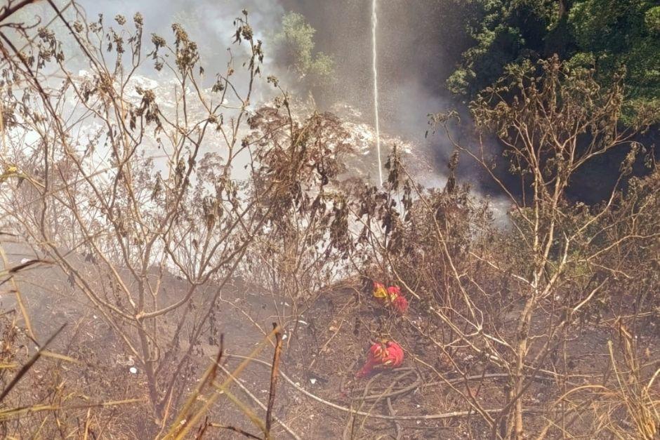 Por horas han laborado los socorristas para apagar por completo el incendio, en el barranco donde cay&oacute; la bombera. (Foto: Conred)