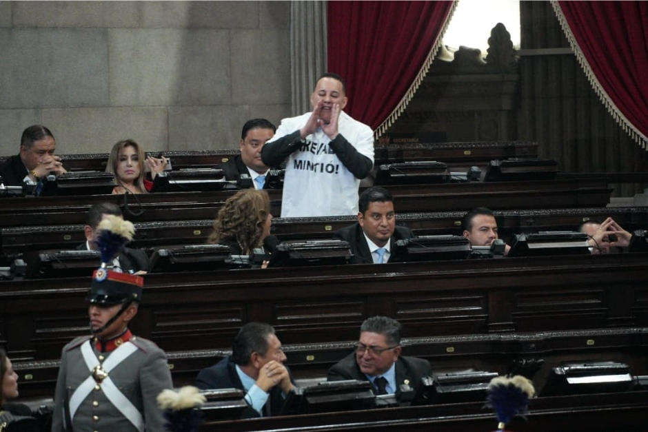 El diputado exigi&oacute; la renuncia del mandatario exhibiendo una playera con un mensaje cr&iacute;tico en pleno hemiciclo. (Foto: Wilder L&oacute;pez/Soy502)