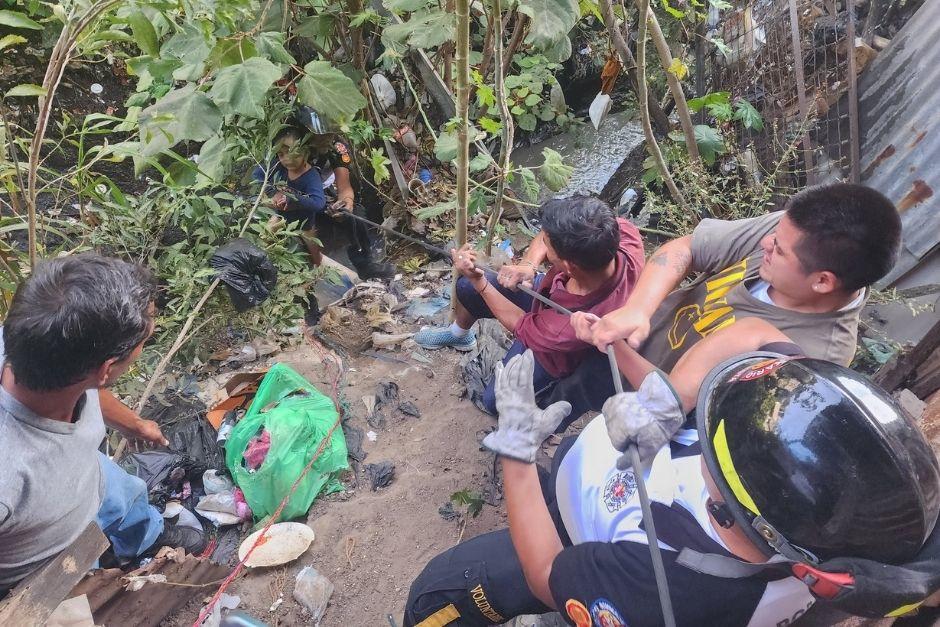 Entre socorristas y vecinos rescataron al menor esta tarde. (Foto: Bomberos Voluntarios)