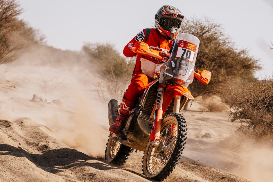 El piloto guatemalteco Francisco Arredondo en el desierto de Arabia Saudita. (Foto: Cortes&iacute;a)