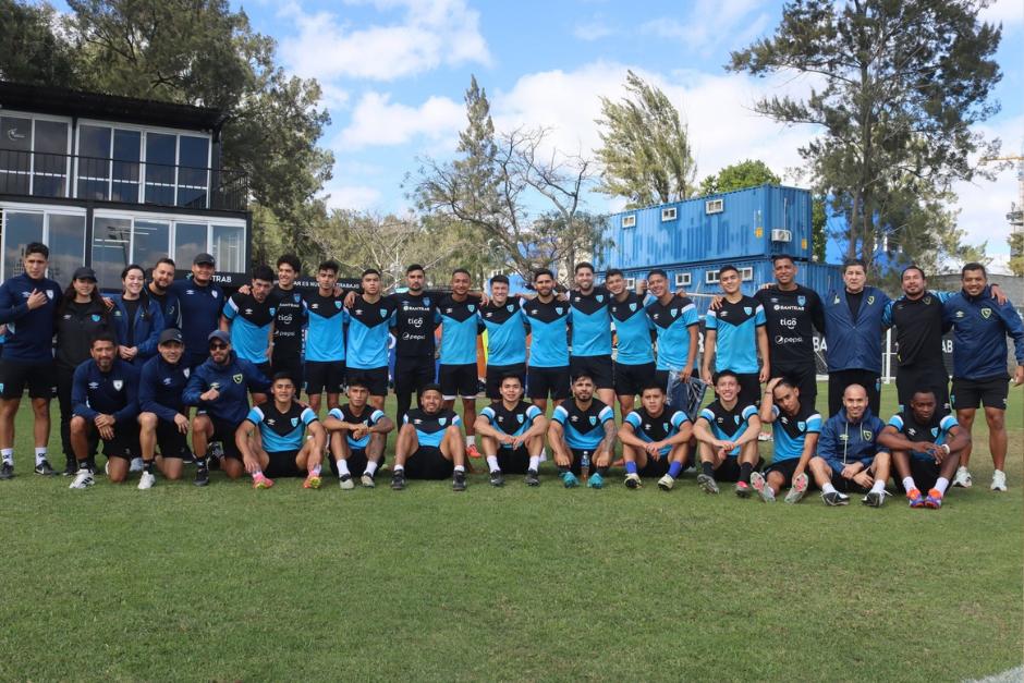 La Selecci&oacute;n de Guatemala se tom&oacute; est&aacute; postal antes de su primer viaje del 2026. (Foto: FFG)