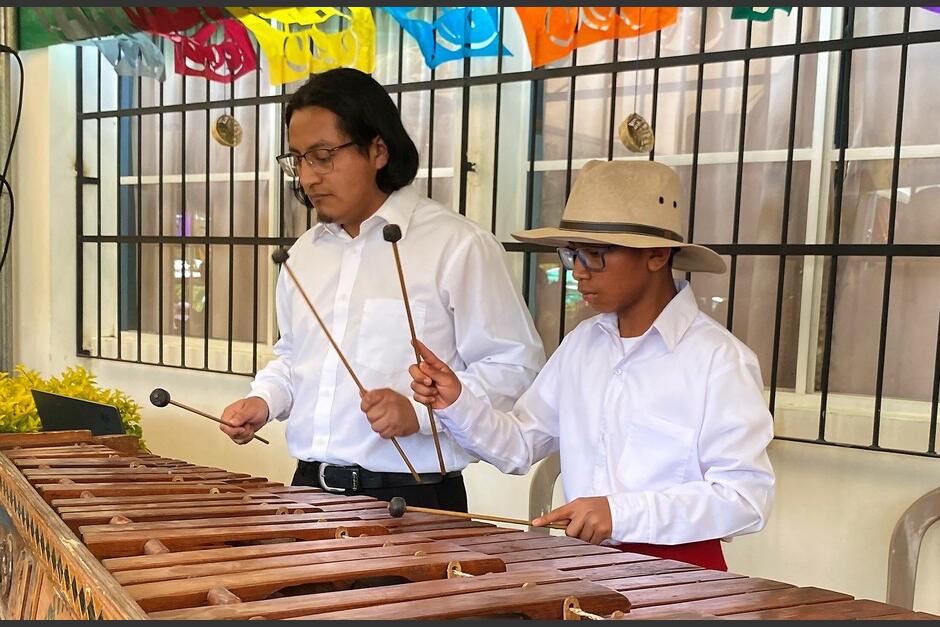 Jimmy Xinico (izquierda) tambi&eacute;n adapta sus piezas al sonido tradicional de la marimba.&nbsp;(Foto: Carlos Sotz/Colaborador)