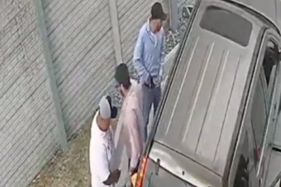 Dos desconocidos asaltaron a mano armada a la v&iacute;ctima mientras compraba combustible. (Foto: captura de video)