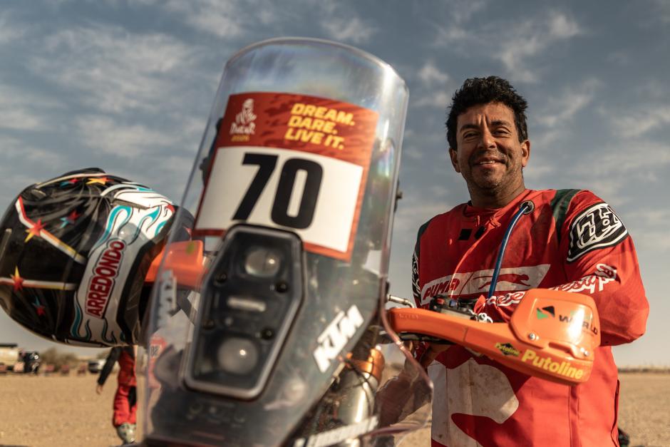 El piloto guatemalteco Francisco Arredondo sonr&iacute;e despu&eacute;s de finalizada la pen&uacute;ltima etapa del Rally Dakar 2026. (Foto: Cortes&iacute;a)