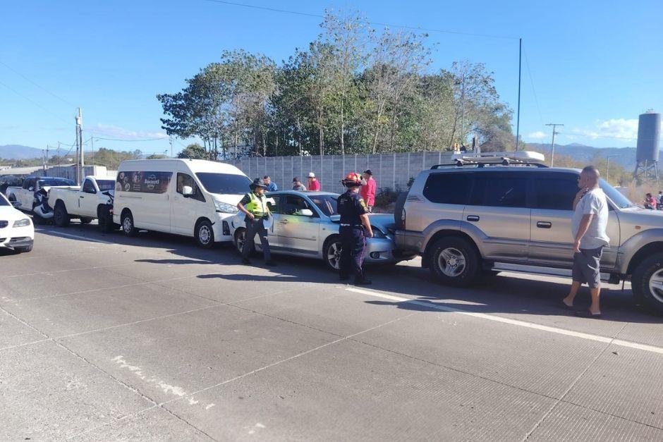 Cinco veh&iacute;culos se vieron involucrados en el percance vial. (Foto: Asonbomd)