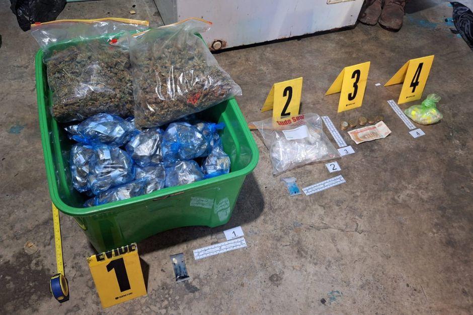 Distintos tipos de drogas fueron incautadas durante los allanamientos. (Foto: PNC)