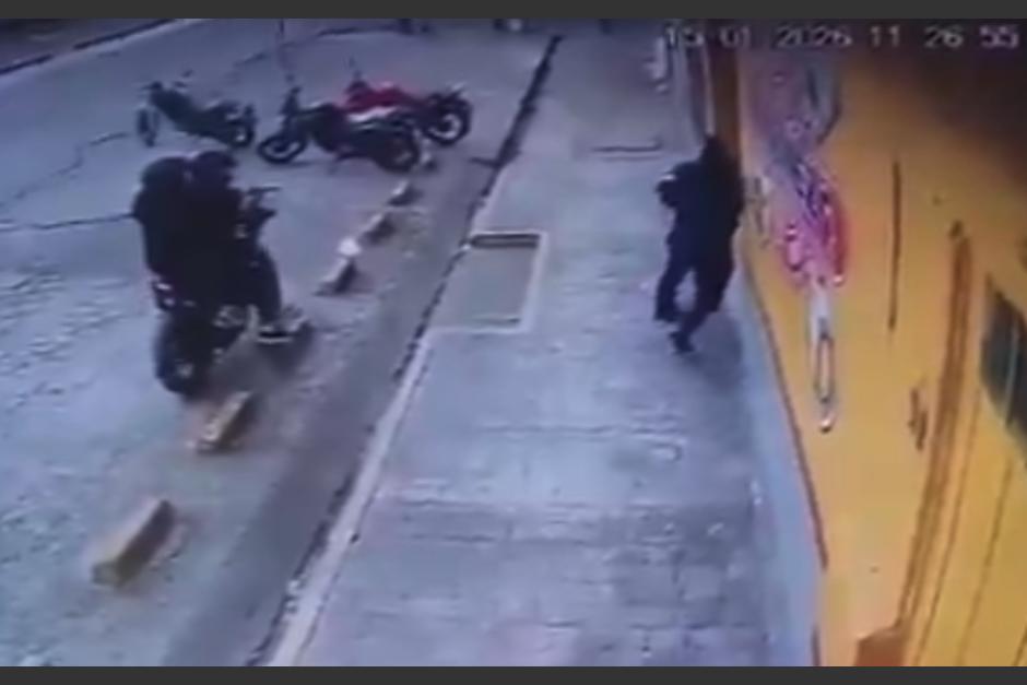 Los hombres iban a bordo de una motocicleta. (Foto: captura de video)