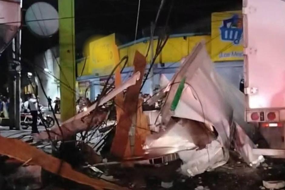 El transporte pesado qued&oacute; frente a un supermercado. (Foto: Redes Sociales)