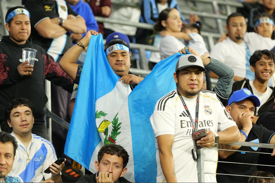 &iexcl;Siempre fieles! Los guatemaltecos se dejaron llegar al BMO Stadium para alentar a la Azul y Blanco. (Foto: Cortes&iacute;a Henry Gonz&aacute;lez)