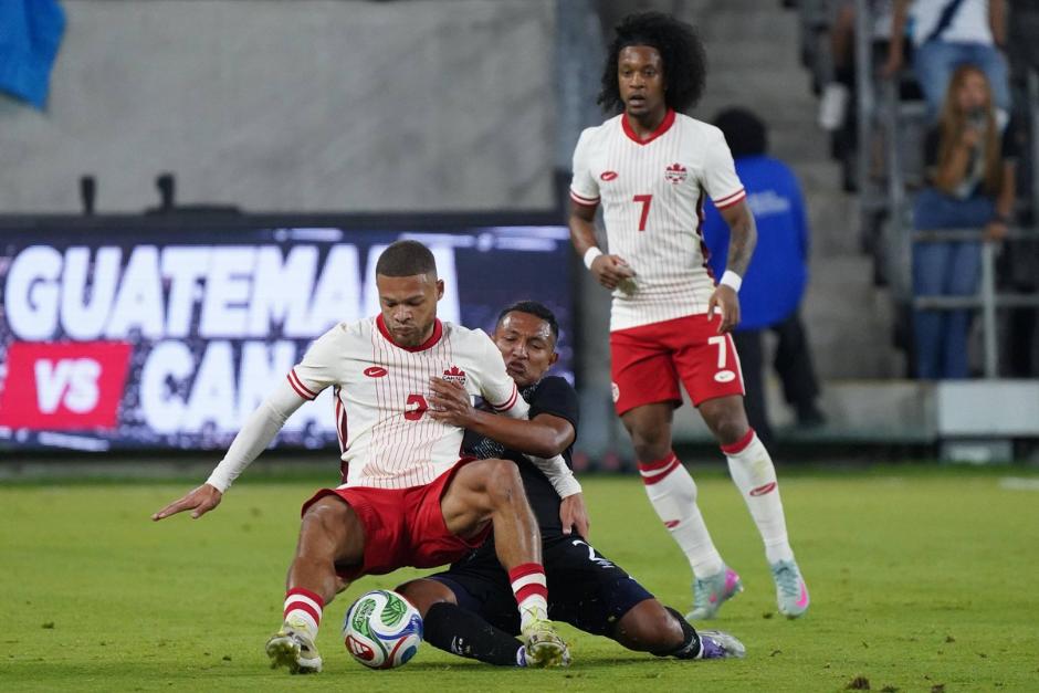 La Selecci&oacute;n de Guatemala resisti&oacute; al v&eacute;rtigo contra Canad&aacute;, que peg&oacute; sobre la hora de partido. (Foto: FFG)