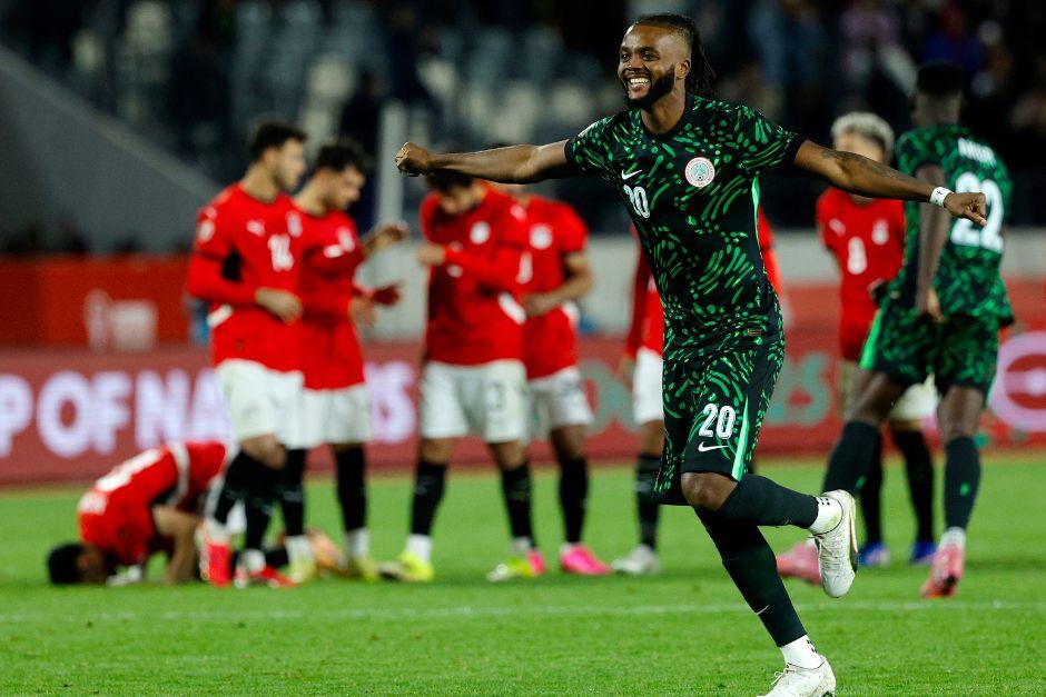 Chidozie Awaziem celebra el triunfo frente a Egipto luego de una intensa tanda de penales. (Foto: AFP)