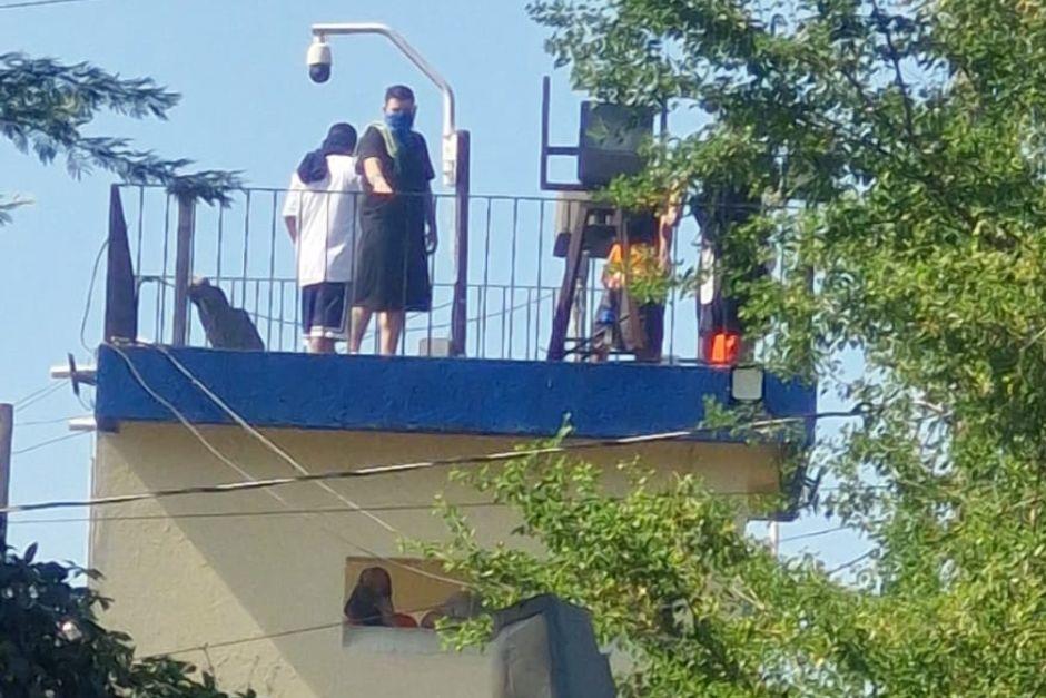 En las torres de vigilancia se observa a prisioneros. (Foto: redes sociales)