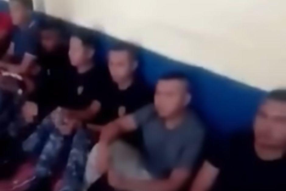 Los guardias penitenciarios fueron tomados como rehenes por los privados de libertad. (Foto: captura de video)